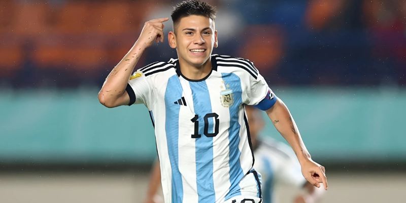 Claudio Echeverri: "Tiểu Messi" Mới Của Argentina Có Gì Đặc Biệt? 7 Echeverri với nhiều điểm tương đồng với Messi